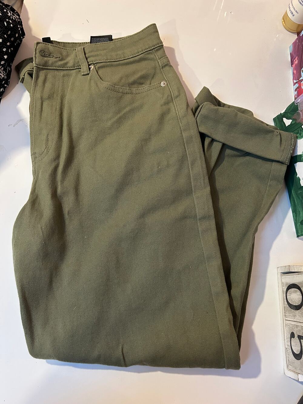 H&M Women Mom Jeans *Size 10*